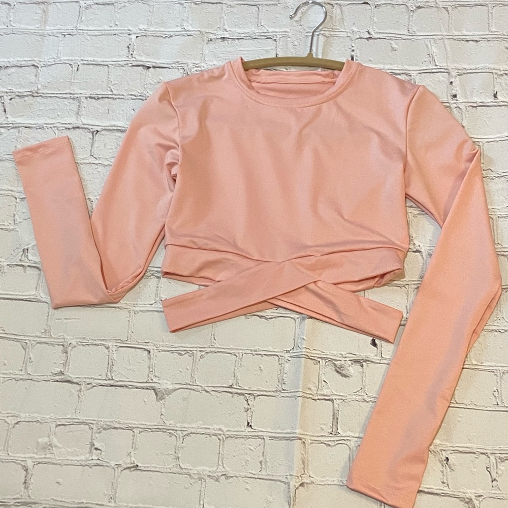 Hollow-out workout top. Sz M